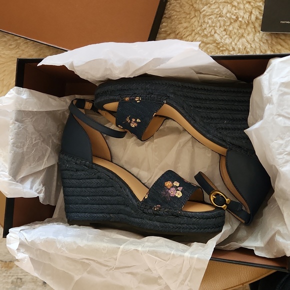 Adorable NWT IOB Coach Kit Wedge Print Denim Sandals ๐๐ผ - Picture 13 of 16